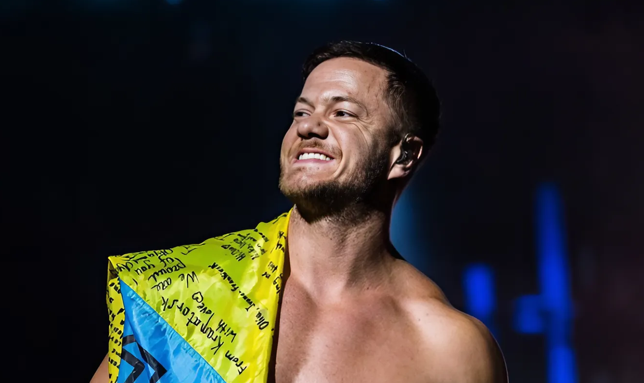 Imagine Dragons підтримали Україну на концерті в Мілані: Ден Рейнольдс підняв прапор просто зі сцени
