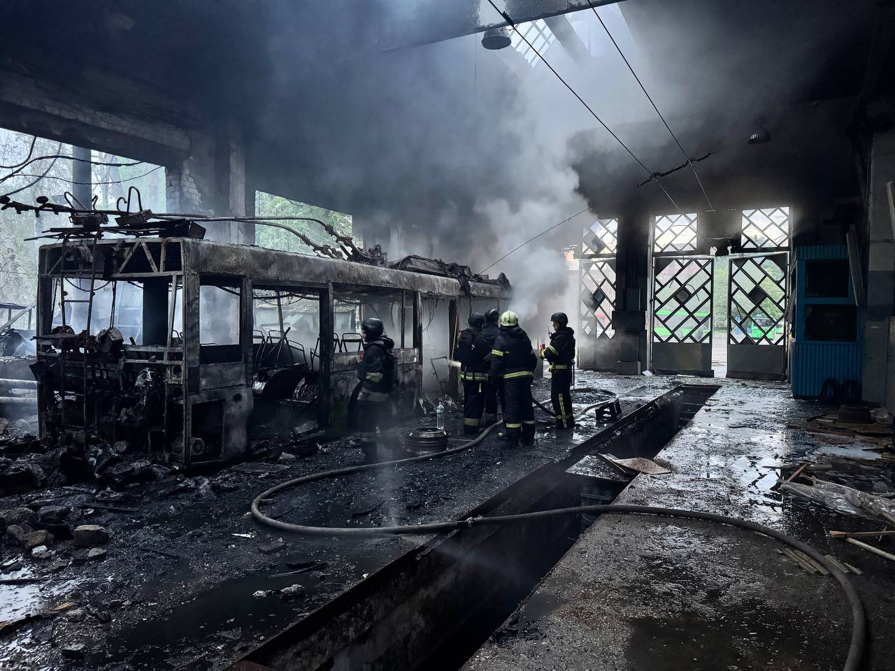 Унаслідок нічної атаки дронів по Харкову пошкоджено тролейбусне депо та житлові будинки, є постраждалі