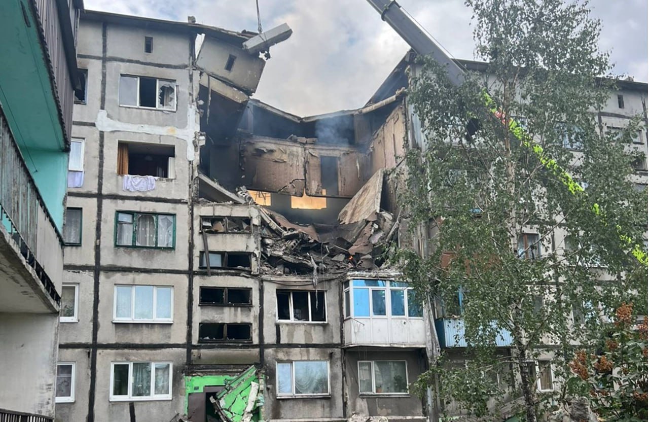 Уночі росіяни вдарили безпілотником по багатоповерхівці в Білозерському: поранено жінку та підлітка