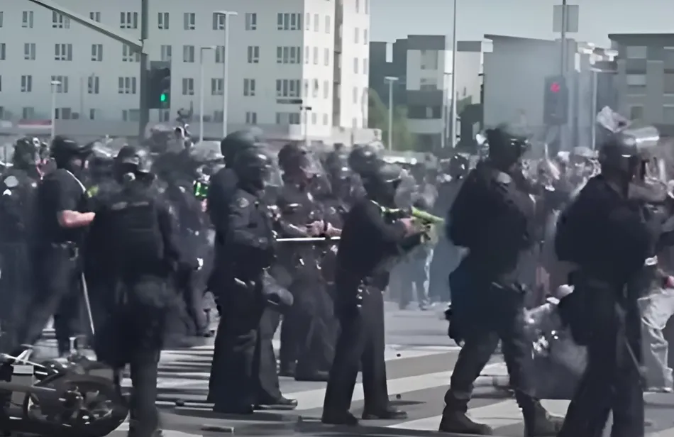 Протести в Лос-Анджелесі перейшли в сутички: поліція застосувала силу, протестувальники підпалювали авто