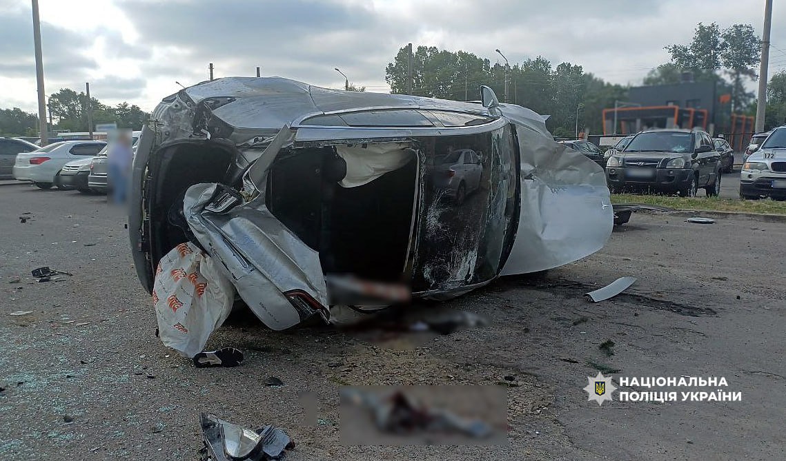 У Полтаві Tesla злетіла з дороги та в’їхала у парковку: п’ятеро постраждалих