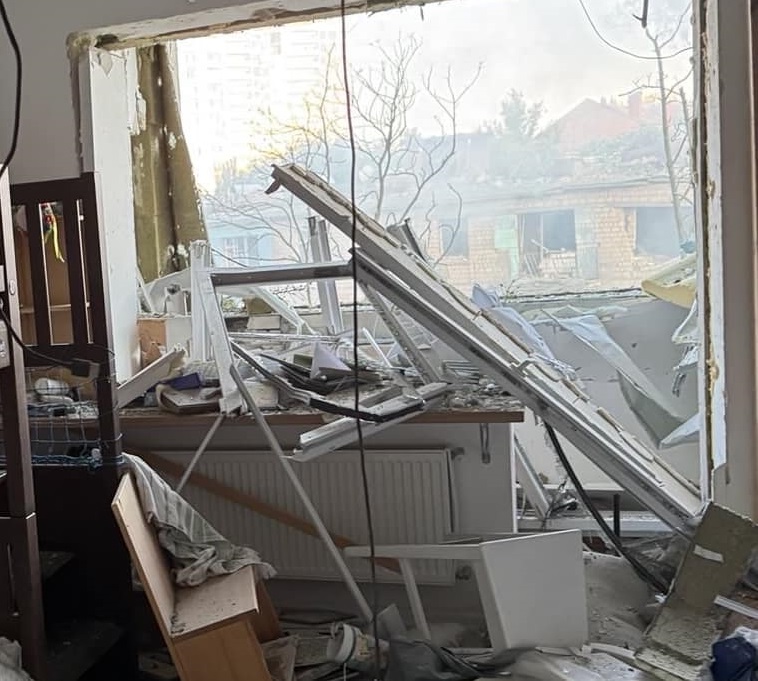 Ракетний удар по Києву пошкодив житло Тараса та Олени Тополі