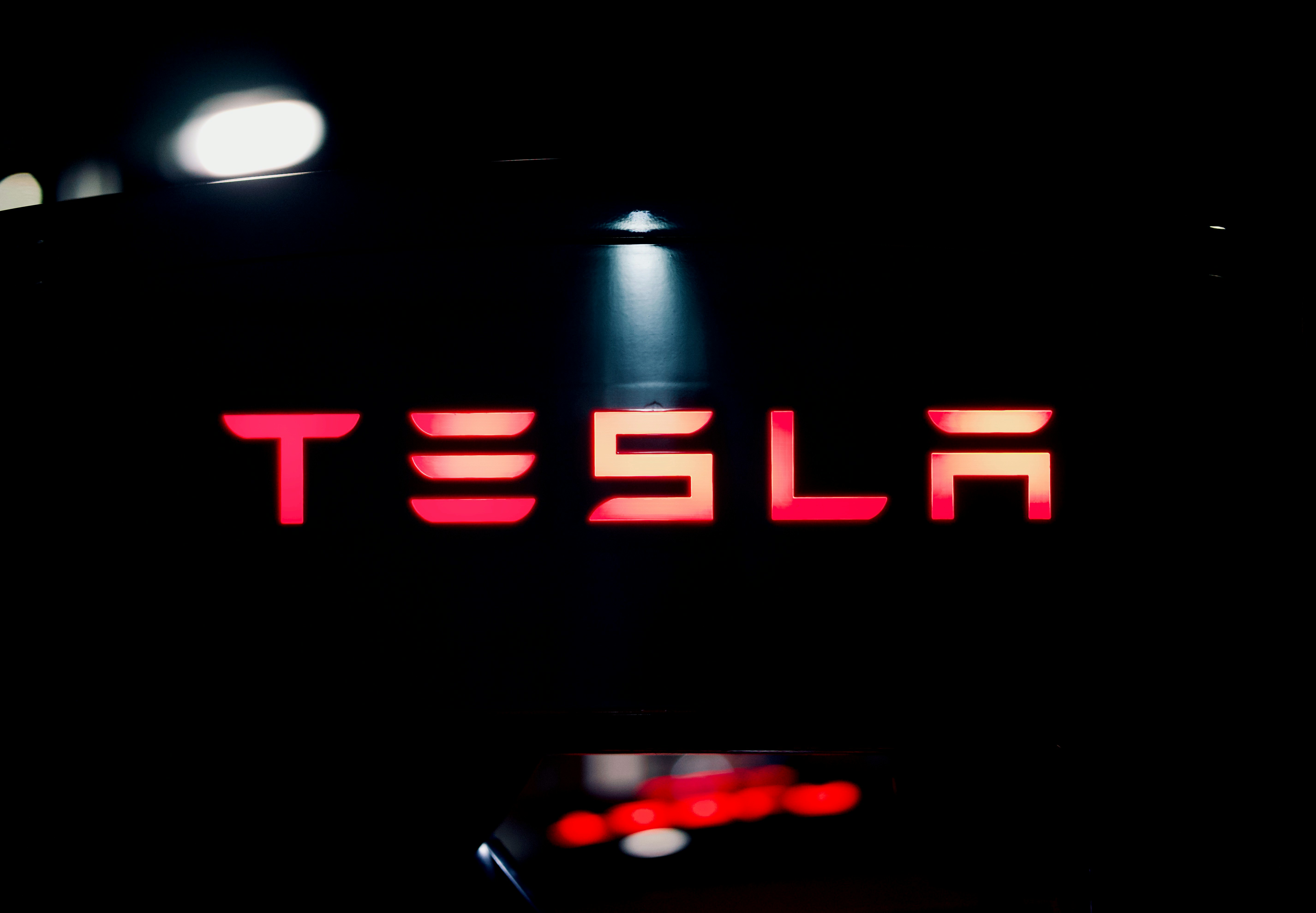 Tesla почала тестування безпілотного таксі: акції компанії різко зросли
