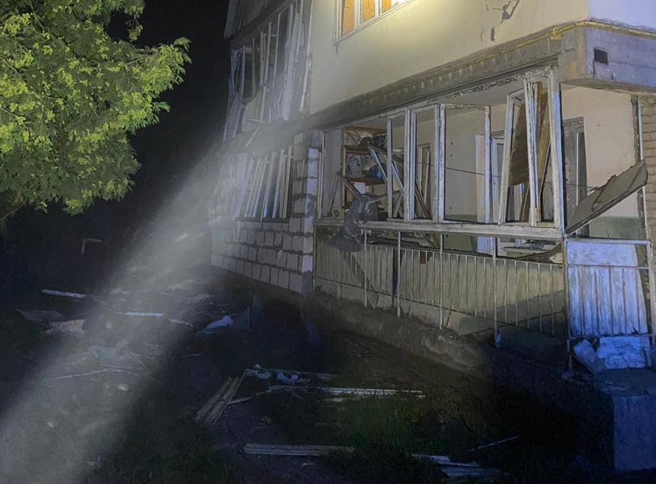 Ворожі БпЛА вдарили по Київщині: троє постраждалих, зруйновані будівлі й автівки