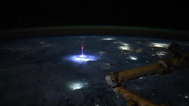 NASA показала фото спалаху блискавки у вигляді «медузи» з космосу