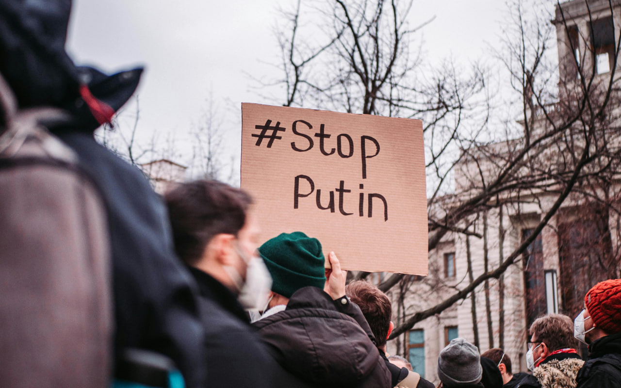 Українці стривожені майбутнім, але не готові до капітуляції — опитування КМІС