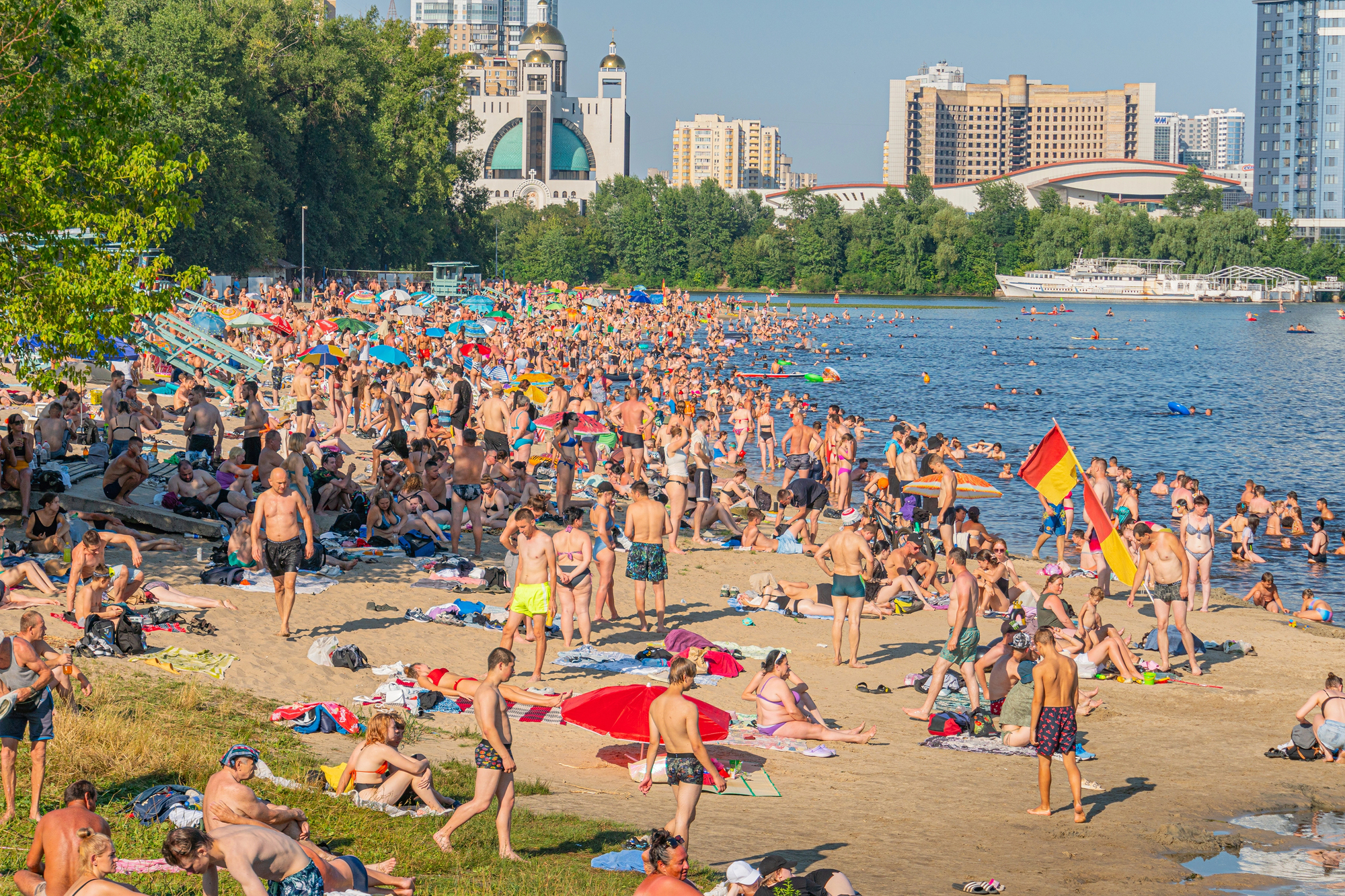 У Києві чоловік оголився на пляжі посеред дітей: йому призначили психіатричну експертизу
