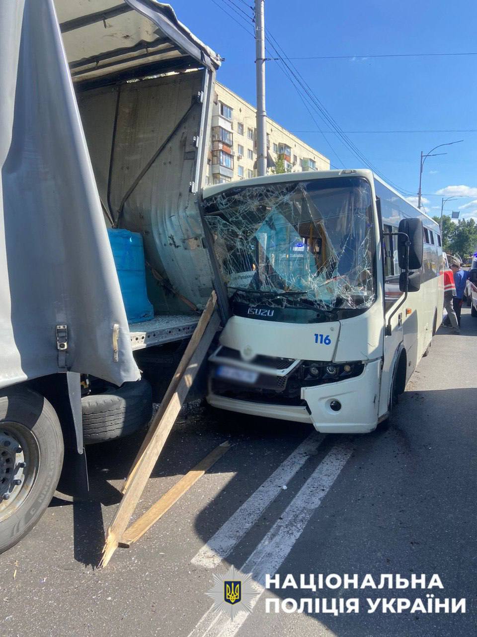 У Києві маршрутка в'їхала у вантажівку: 12 постраждалих