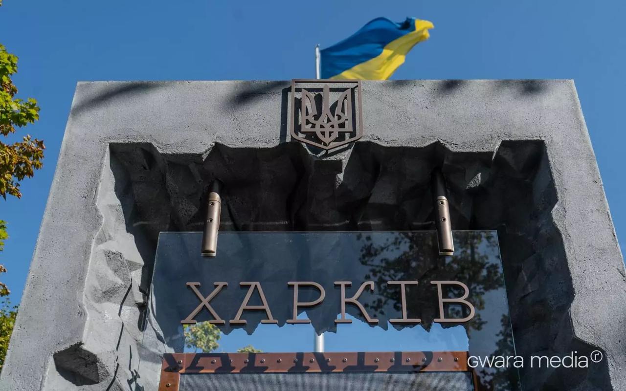Ворожий дрон ударив по проїжджій частині в Харкові