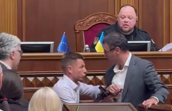 У Раді сталася штовханина між народними депутатами Гончаренком і Гетманцевим