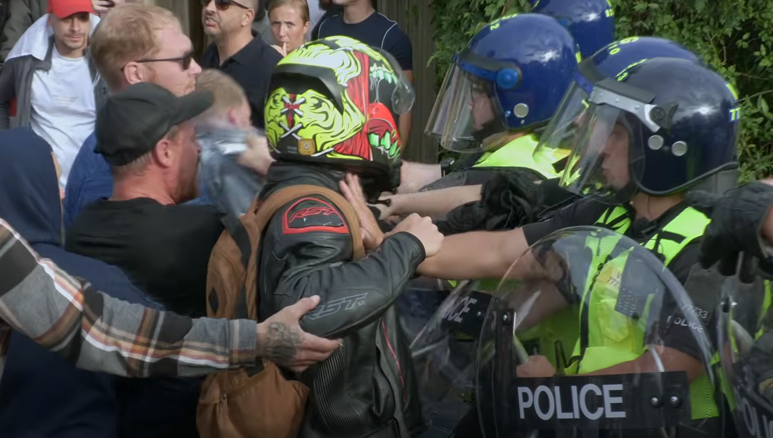 У Британії антиіммігрантський протест переріс у сутички з поліцією
