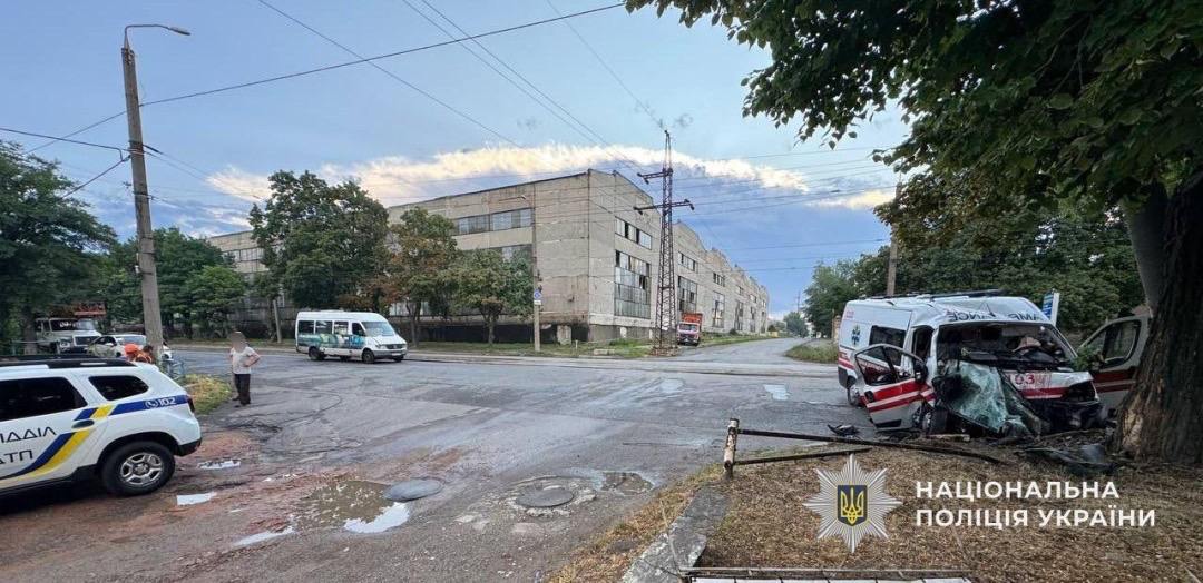 Швидка врізалася у стовп у Дніпрі: є загиблий