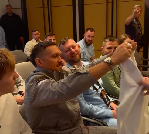 «Україна має карти!»: Усику перед боєм в Лондоні подарували унікальну вишиванку