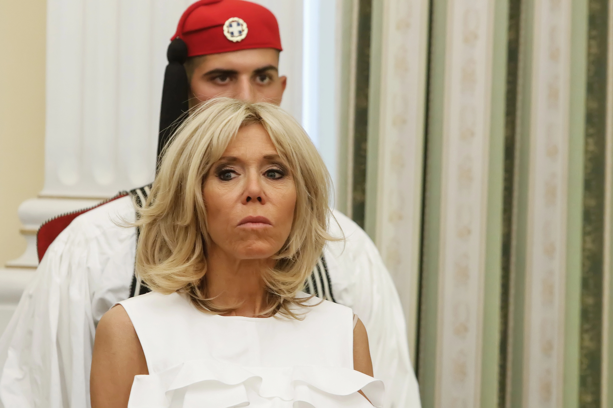 Макрони подали до суду на блогерку, яка стверджує, що перша леді Франції «народилася чоловіком»