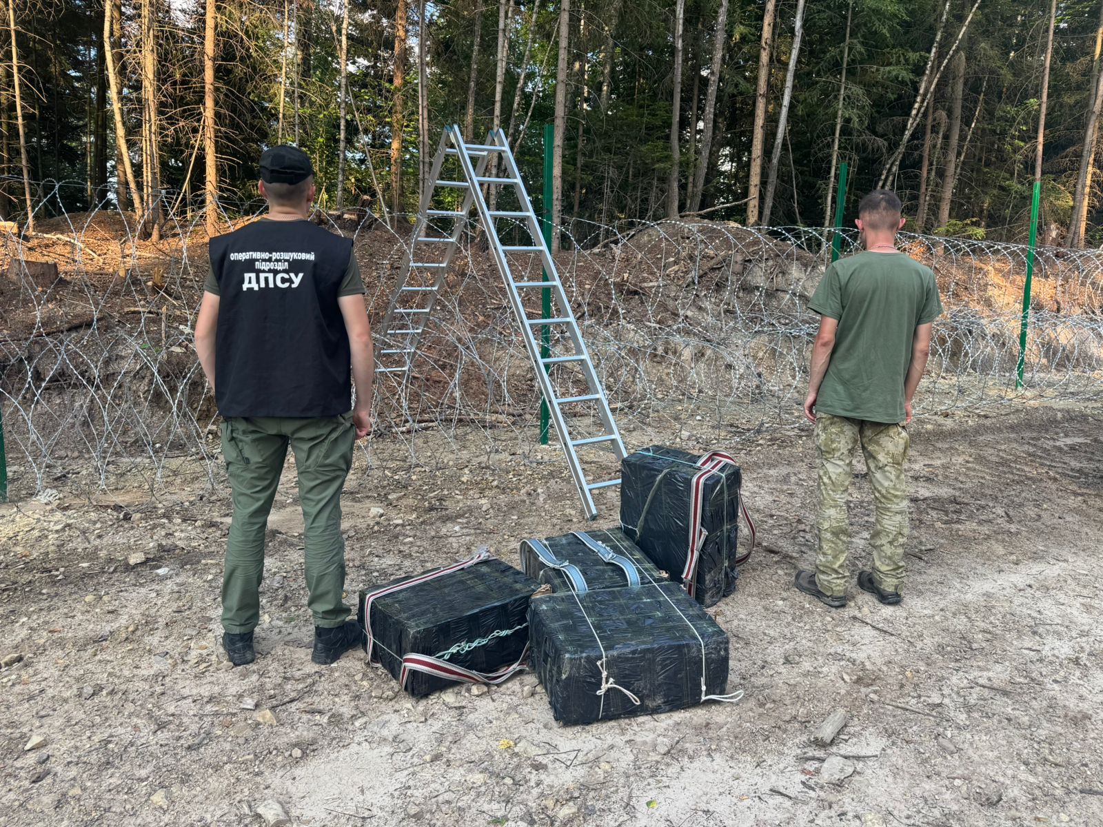 Контрабандисти на Буковині намагалися переправити сигарети до Румунії за допомогою драбини