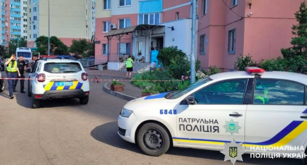У Києві з вікна 21-го поверху випав 4-річний хлопчик, дитина загинула
