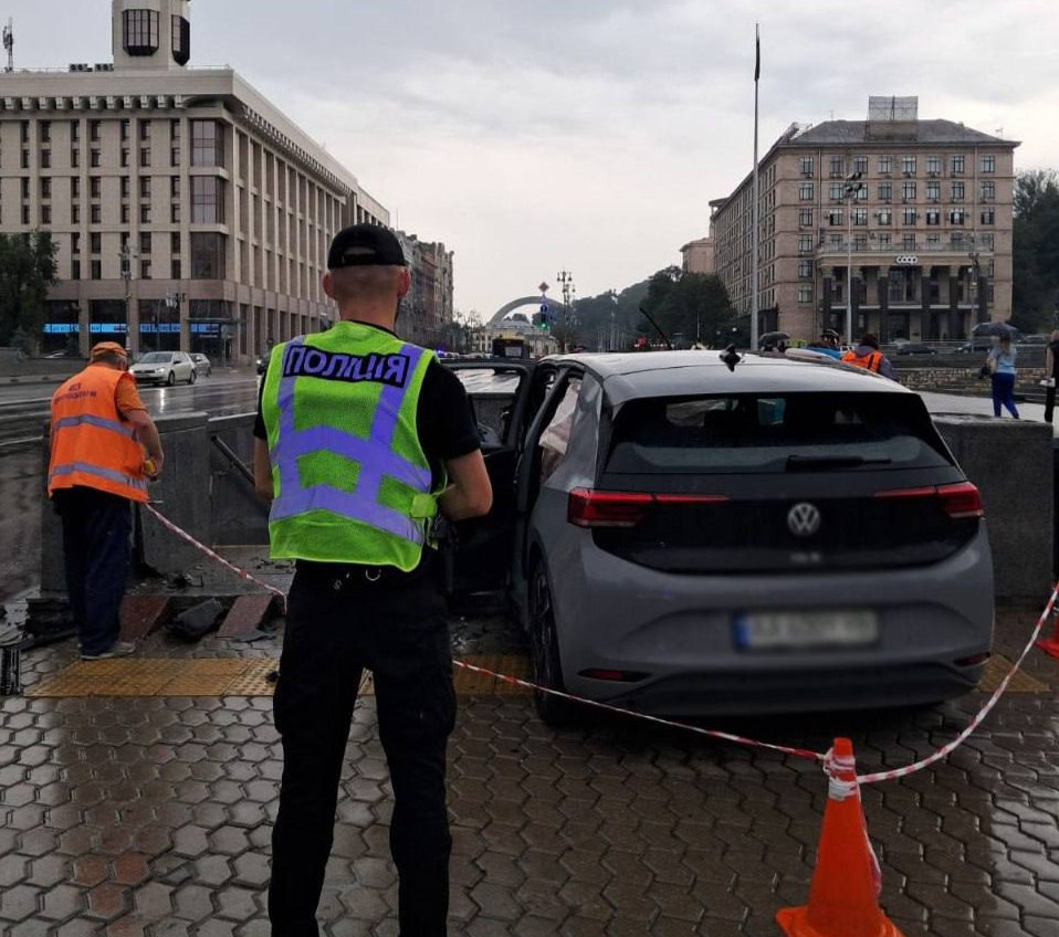 Електромобіль у Києві в'їхав у підземний перехід: водій отримав травми