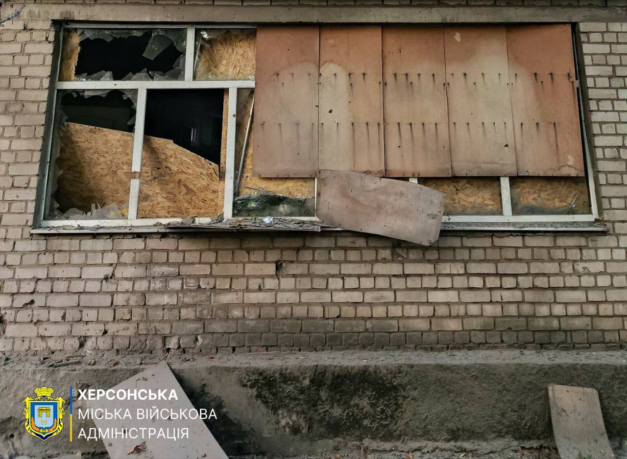 Росіяни скинули вибухівку на Херсон: є поранений
