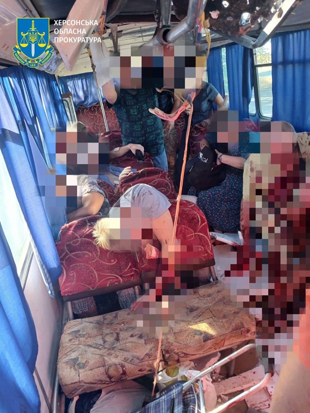 У Херсоні російський дрон влучив в автобус: двоє загиблих, 16 поранених