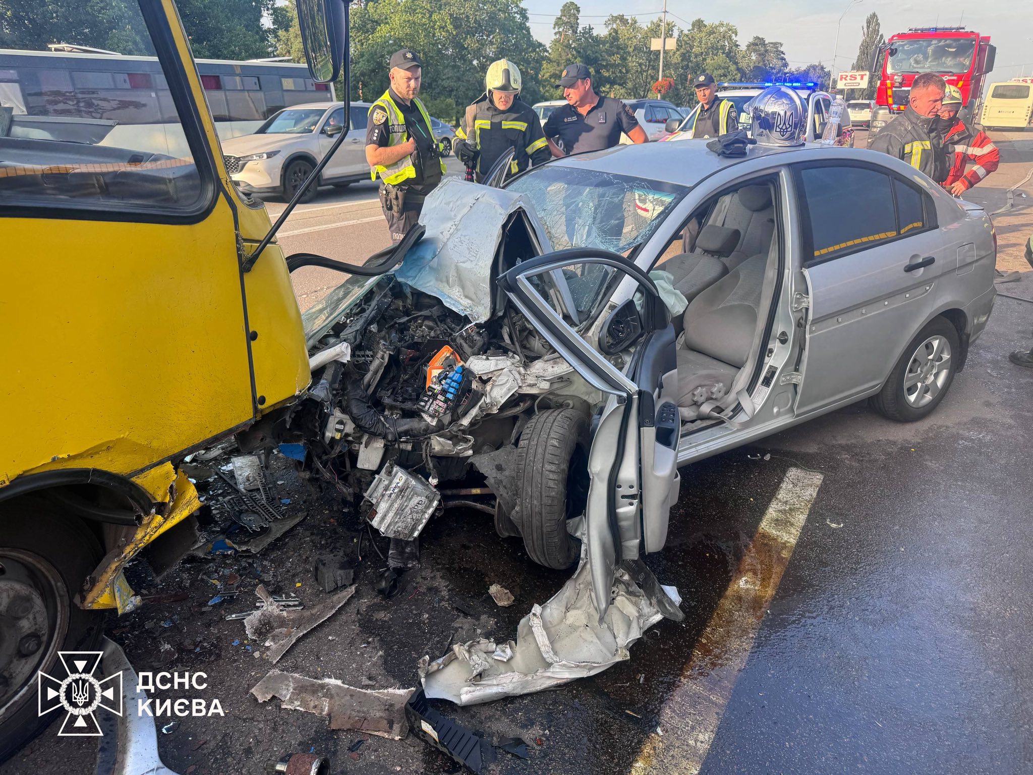 У Києві легковик зіткнувся з маршруткою: постраждала водійка, у салоні був кіт