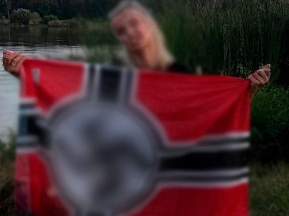У столиці працівниця суду сфотографувалася з нацистським прапором