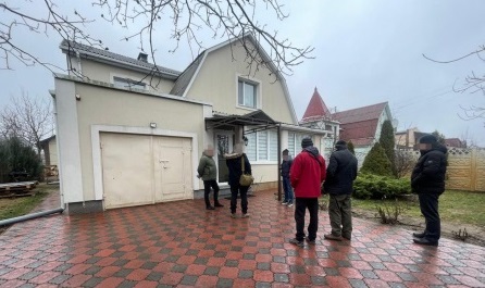 На Чернігівщині командир змушував солдатів будувати собі гостьовий будинок
