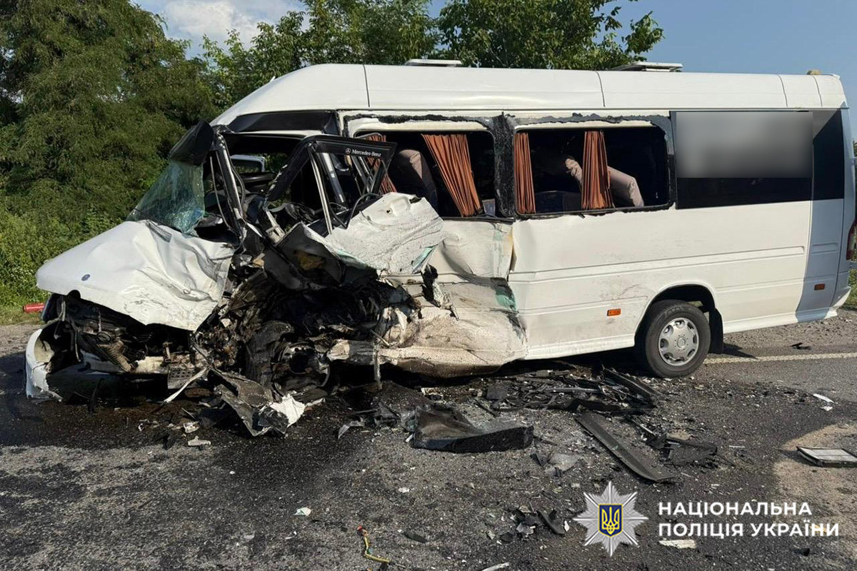 На Хмельниччині легковик зіткнувся з автобусом: постраждали 16 людей