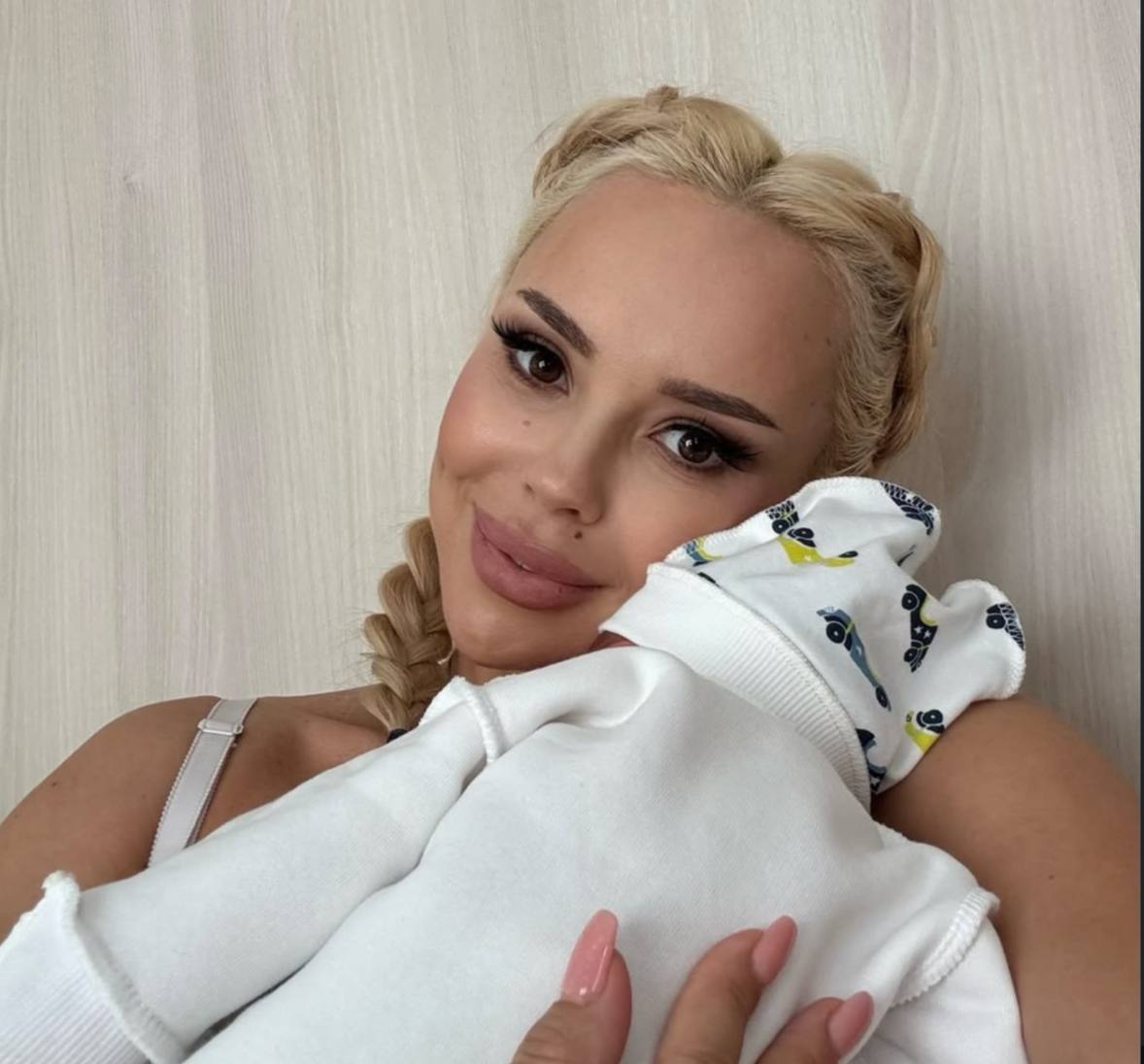 СолоХа вже тричі мама: співачка народила сина