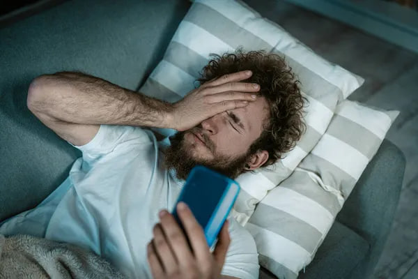 37% українців залишають смартфони зі сповіщеннями на ніч — опитування