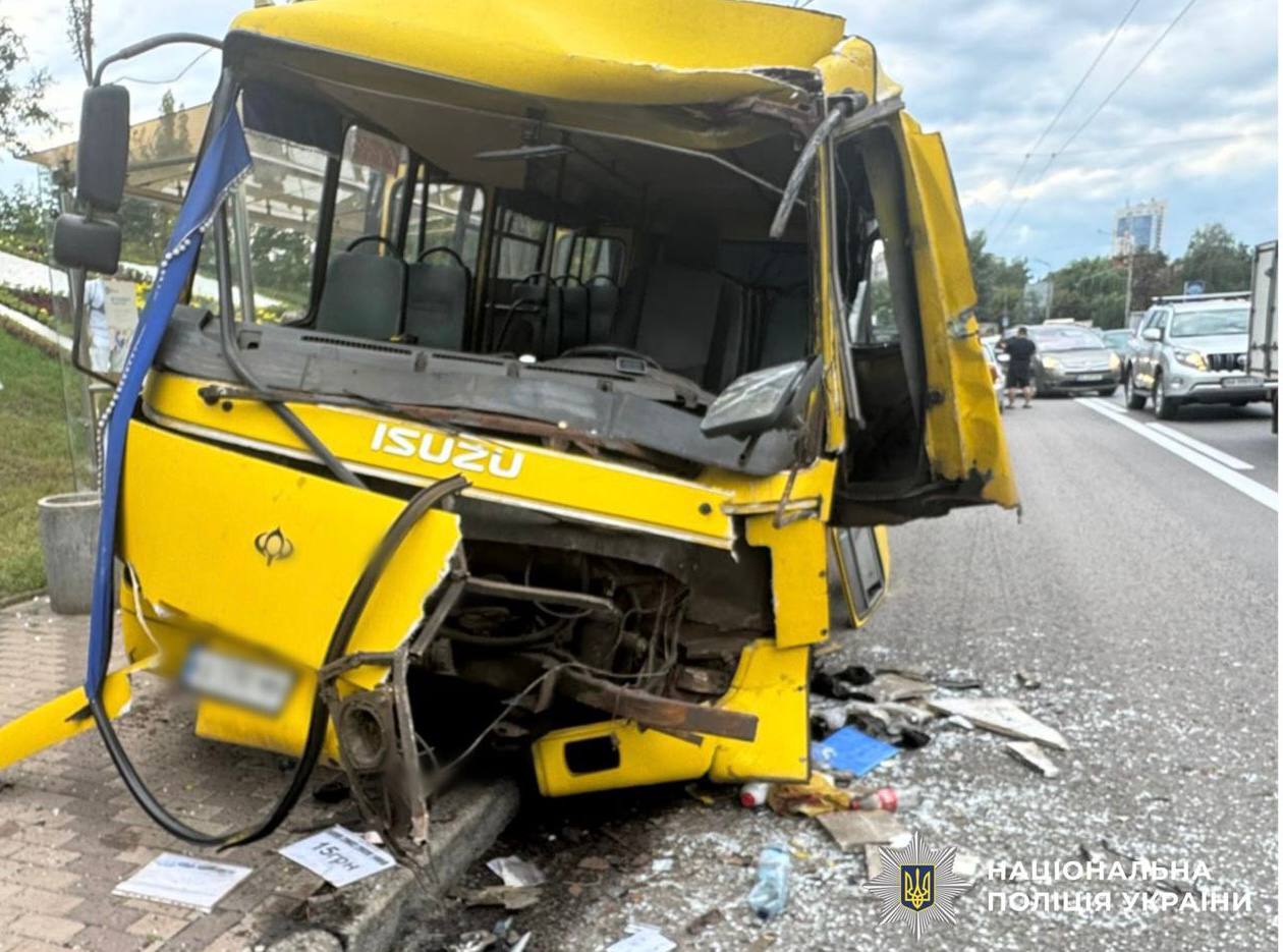У Києві маршрутка влетіла в автобус на зупинці: постраждали водій і пасажирка