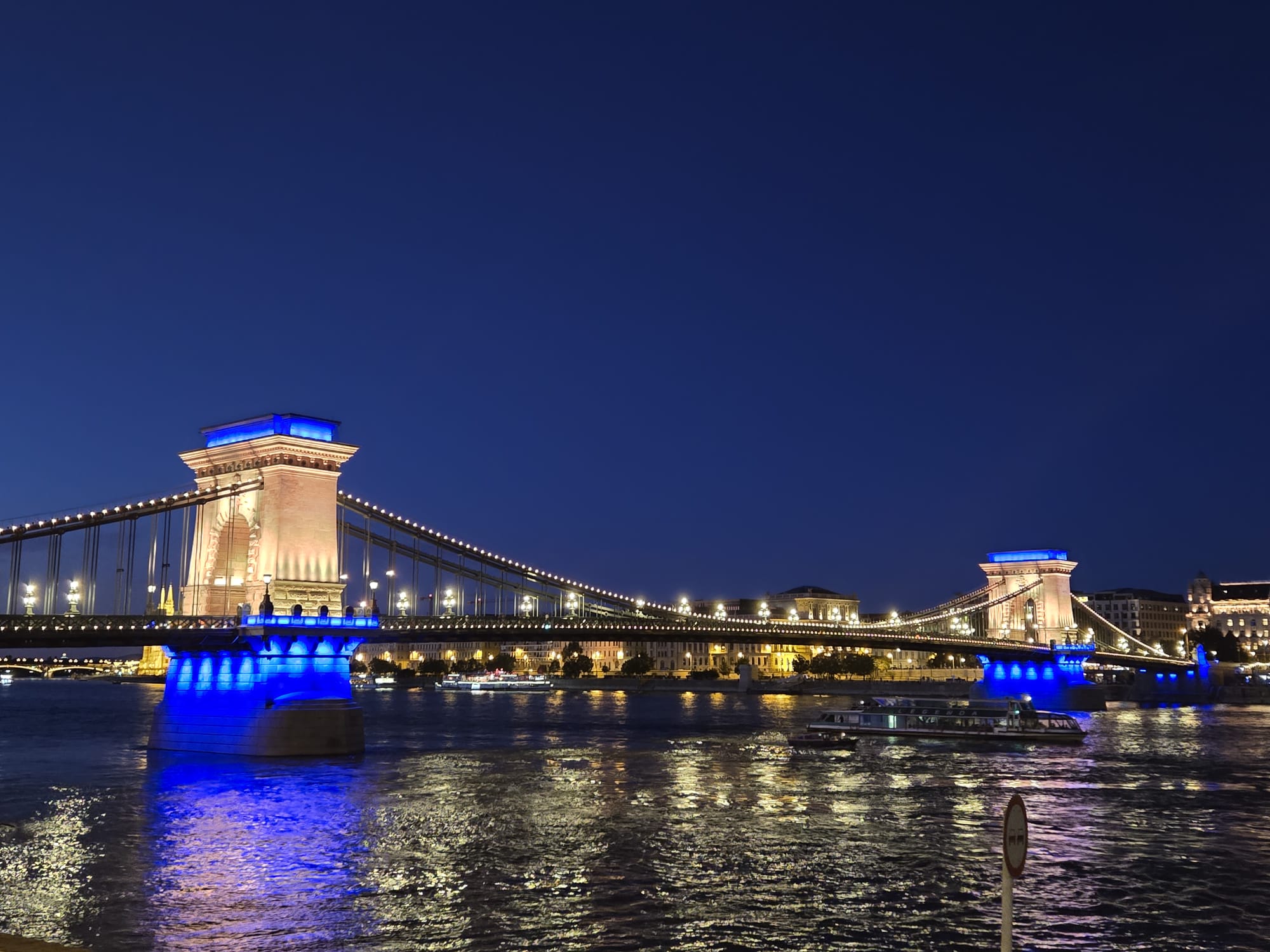 У партії Орбана розкритикували підсвітку мосту в Будапешті синьо-жовтими кольорами