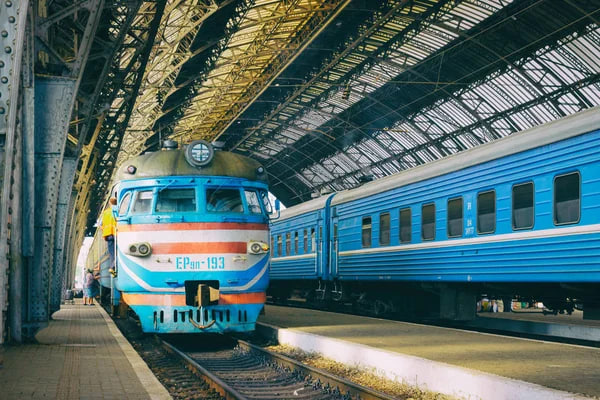 Пошкодження інфраструктури: низка поїздів курсує із запізненням понад 5 годин