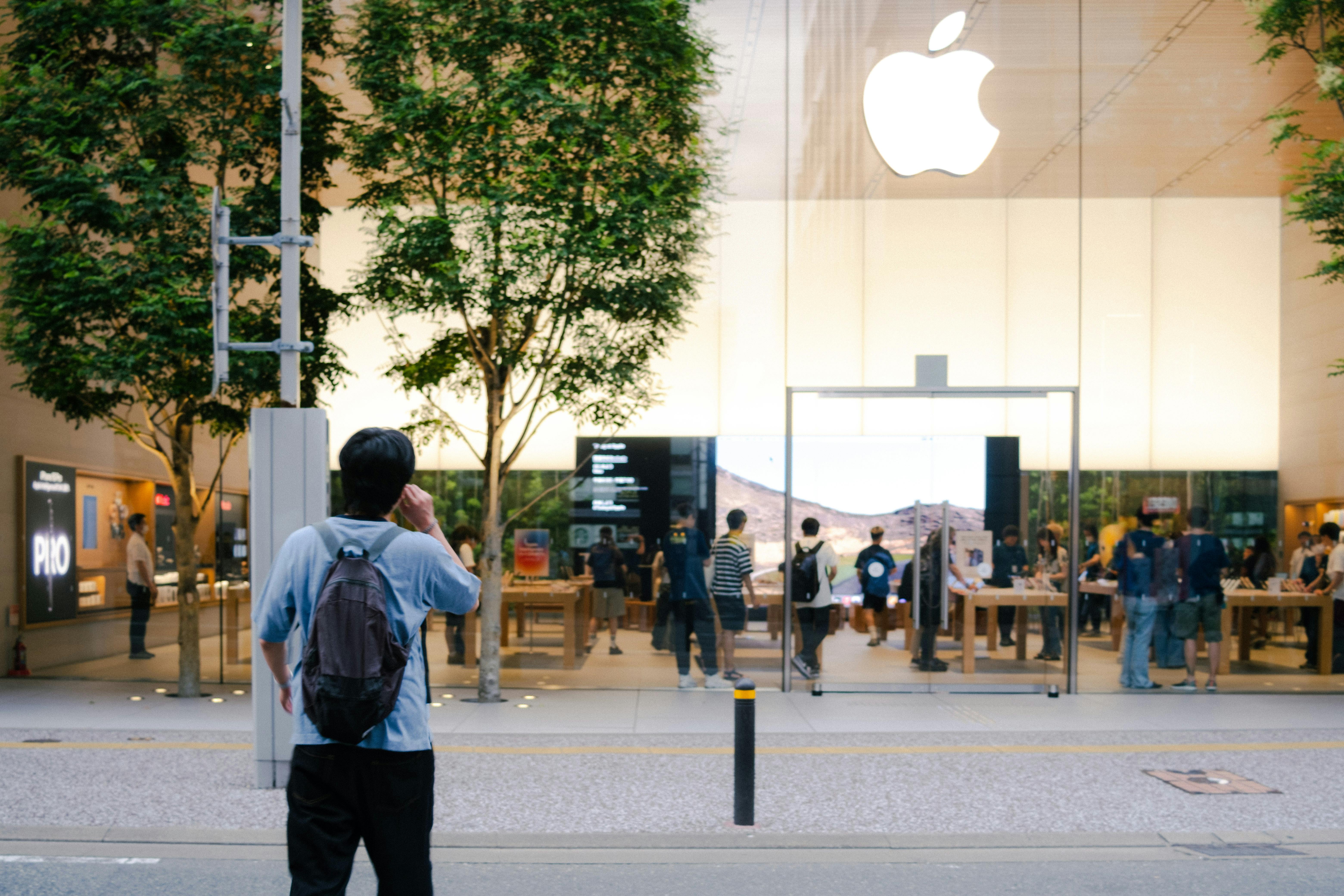 Американські письменники подали колективний позов проти Apple через використання їхніх творів для навчання ШІ