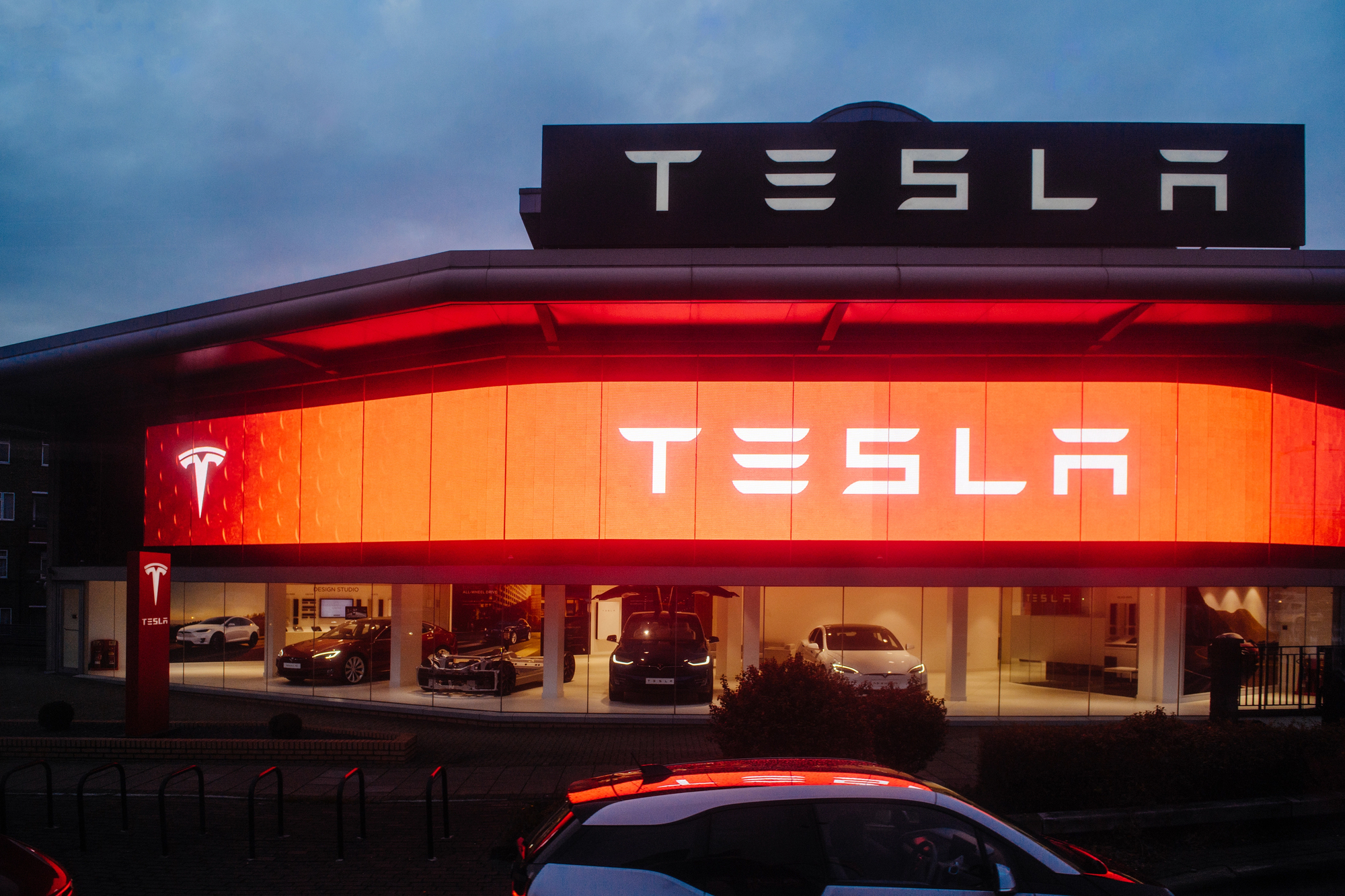 Акції Tesla падають через зниження європейських продажів