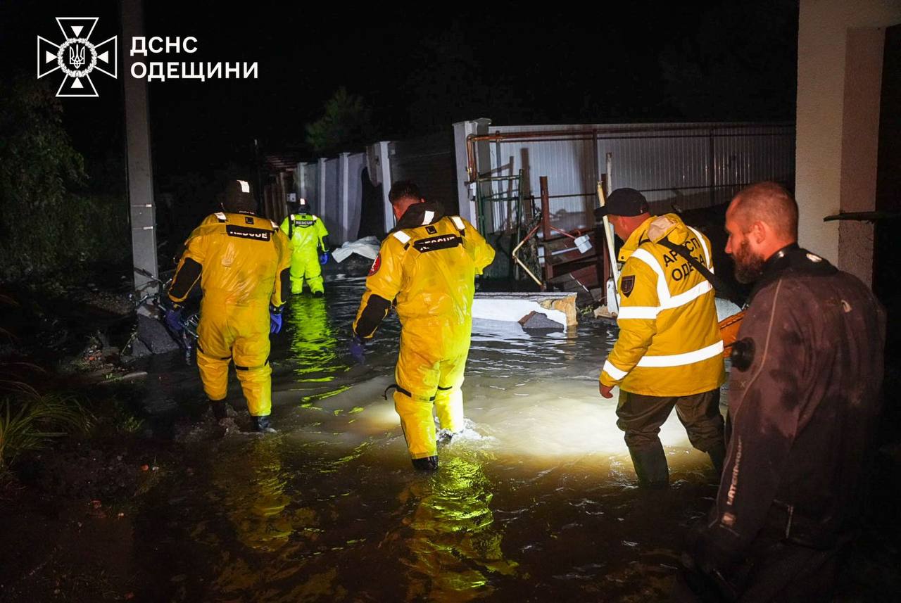 Негода в Одесі: 9 загиблих, рятувальники продовжують ліквідовувати наслідки