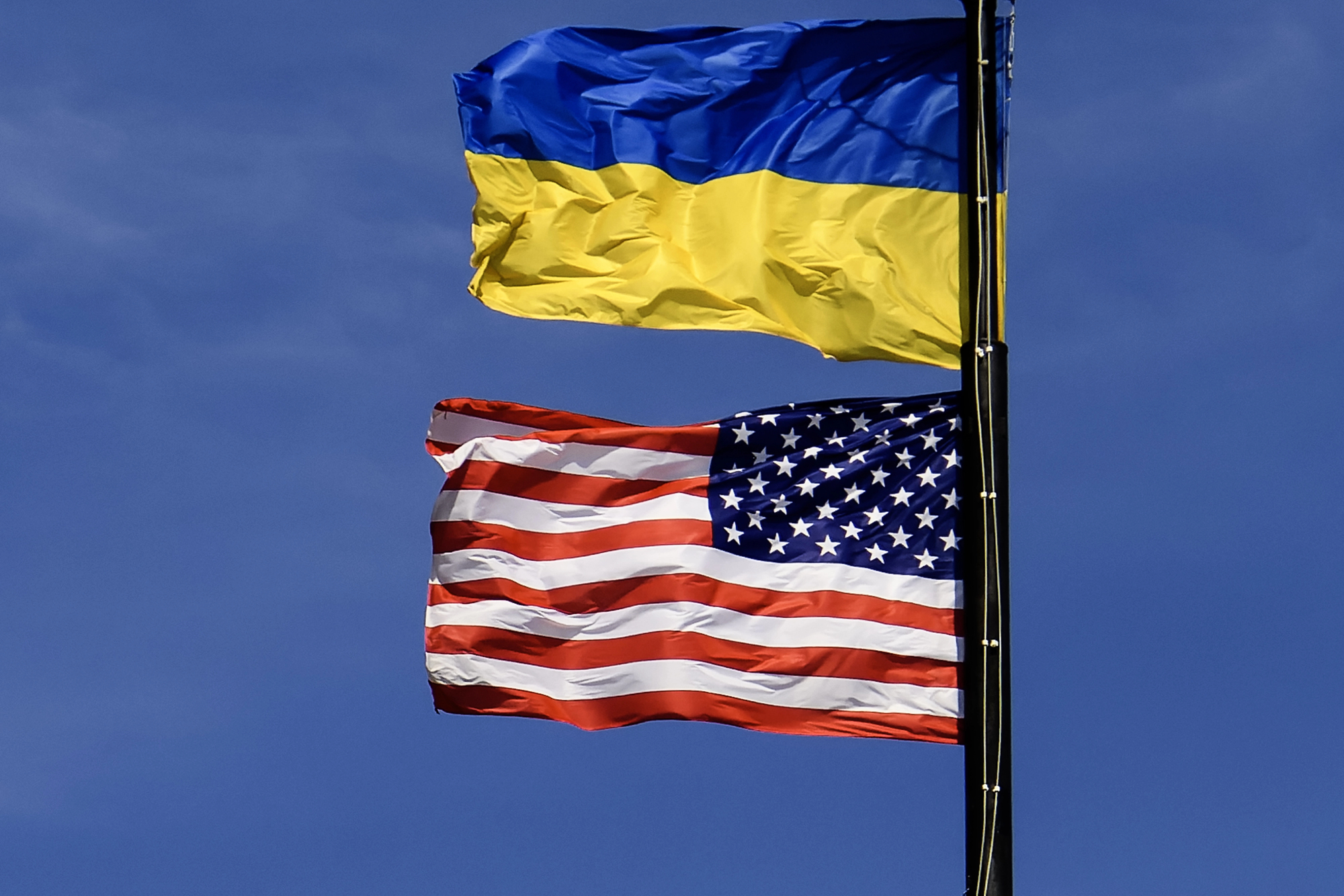 Чи підтримують американці надання зброї для України: результати опитування