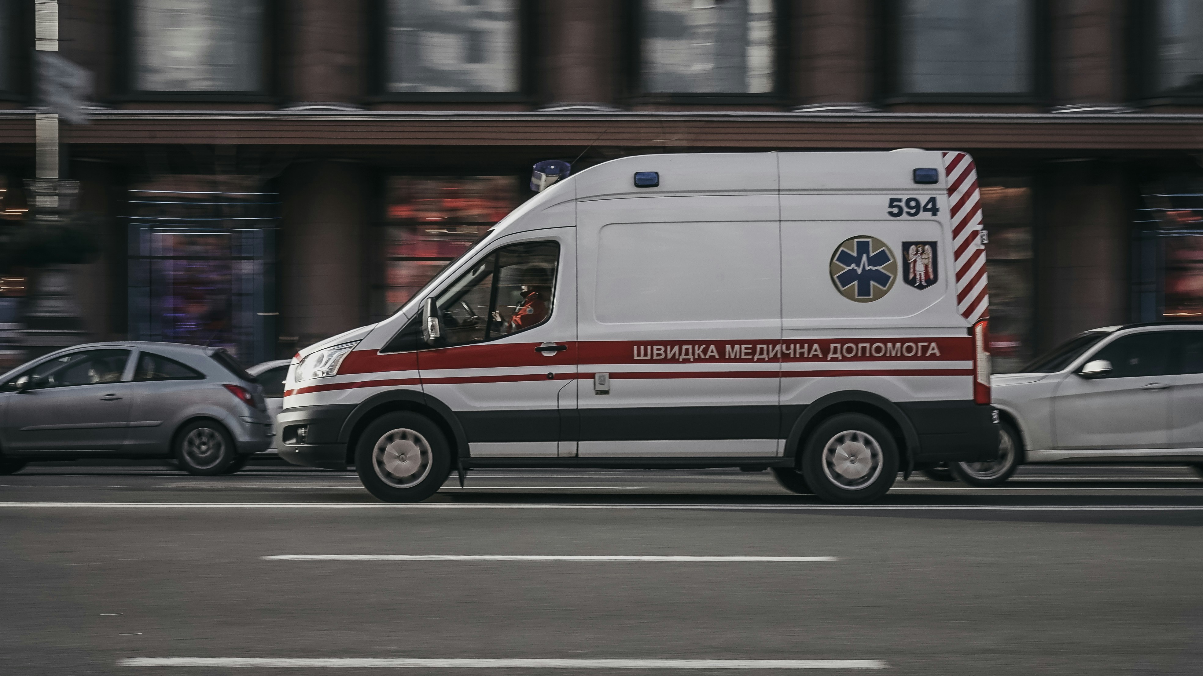 У Херсоні ворог атакував «швидку» з дрона: є поранений
