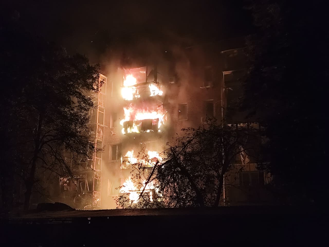 Росіяни атакували Ніжин дронами: пошкоджено "Нову пошту" та житлові будинки, є поранені