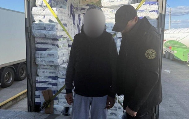 Чоловік заховався у дитячих підгузках, аби перетнути український кордон