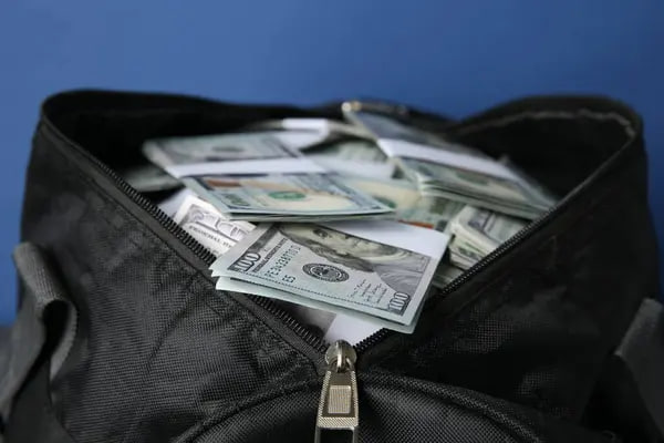 Львівська пенсіонерка віддала шахрайці всі заощадження — 400 тисяч гривень