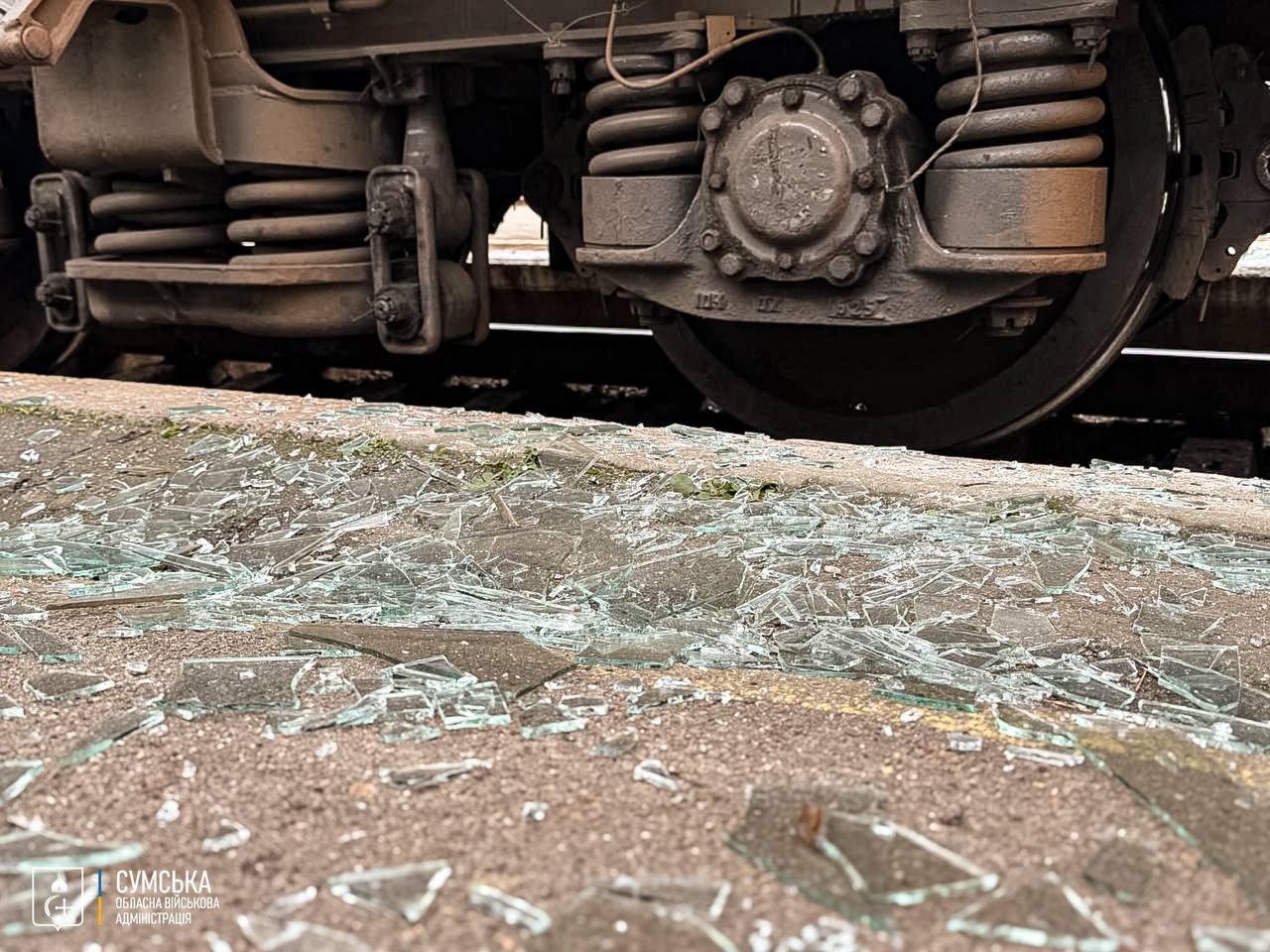 РФ обстріляла залізницю на Сумщині: у пасажирських вагонах вибито вікна