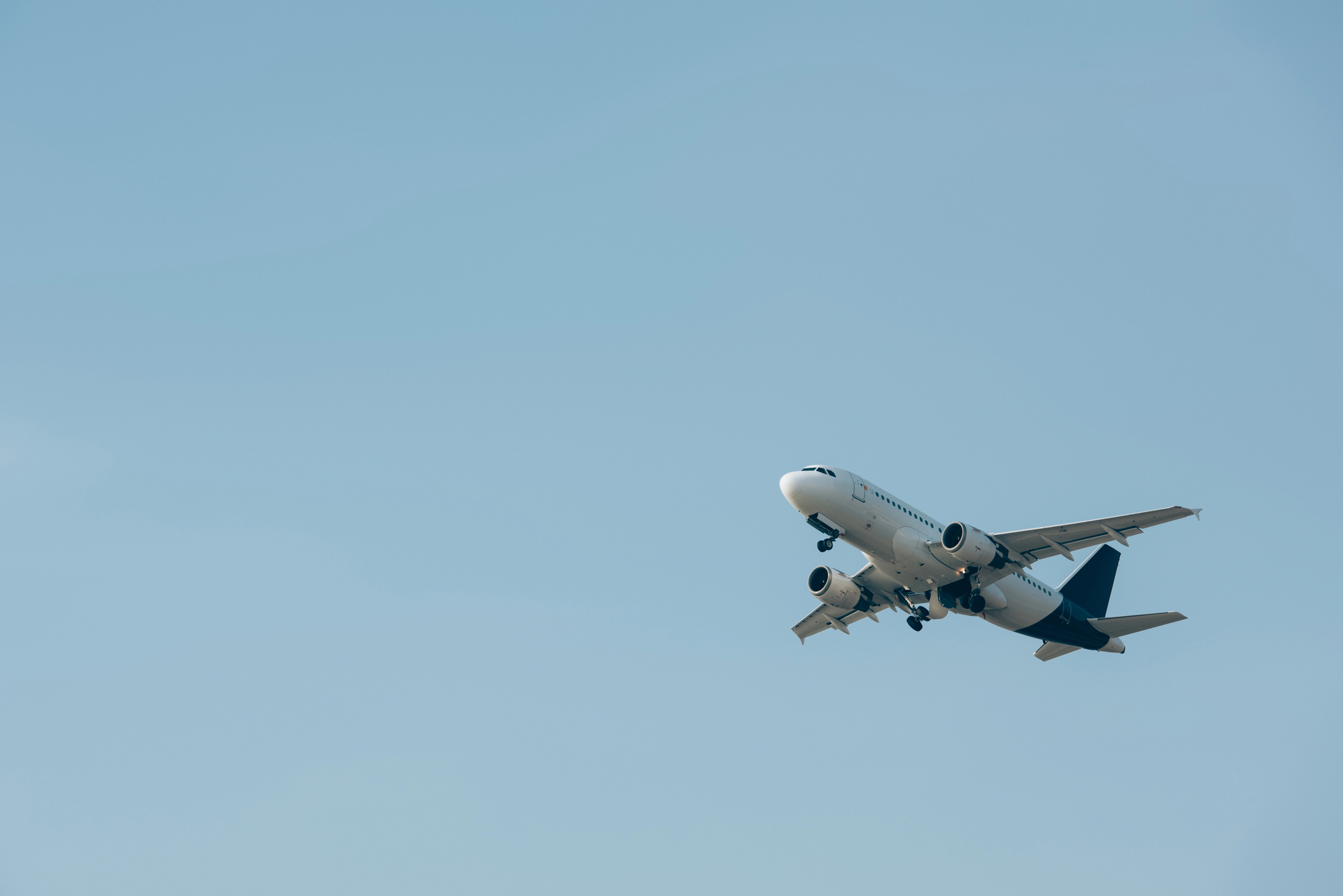 У США літак United Airlines здійснив екстрену посадку через тріщину на лобовому склі