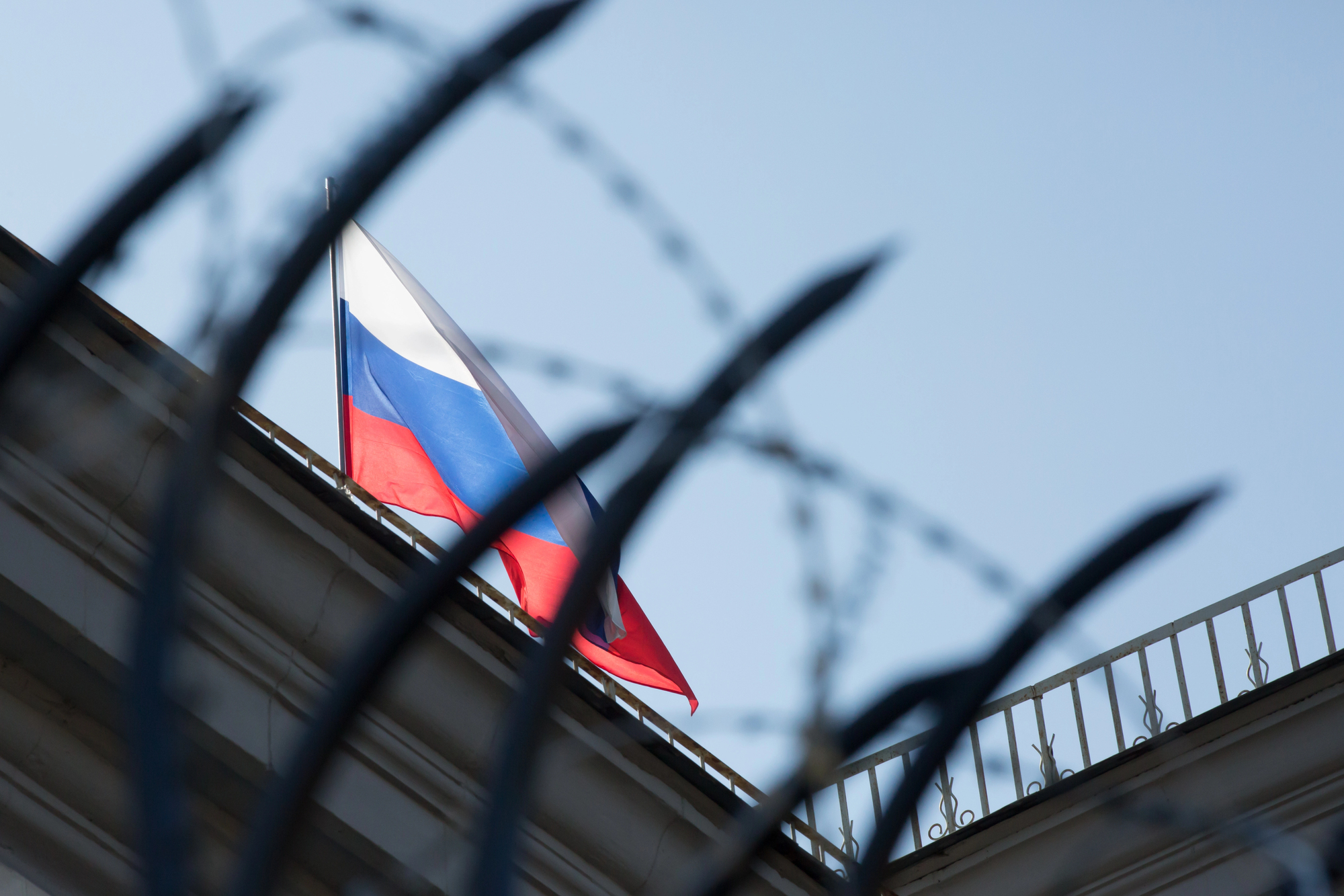 У Бухаресті чоловік намагався протаранити ворота посольства РФ