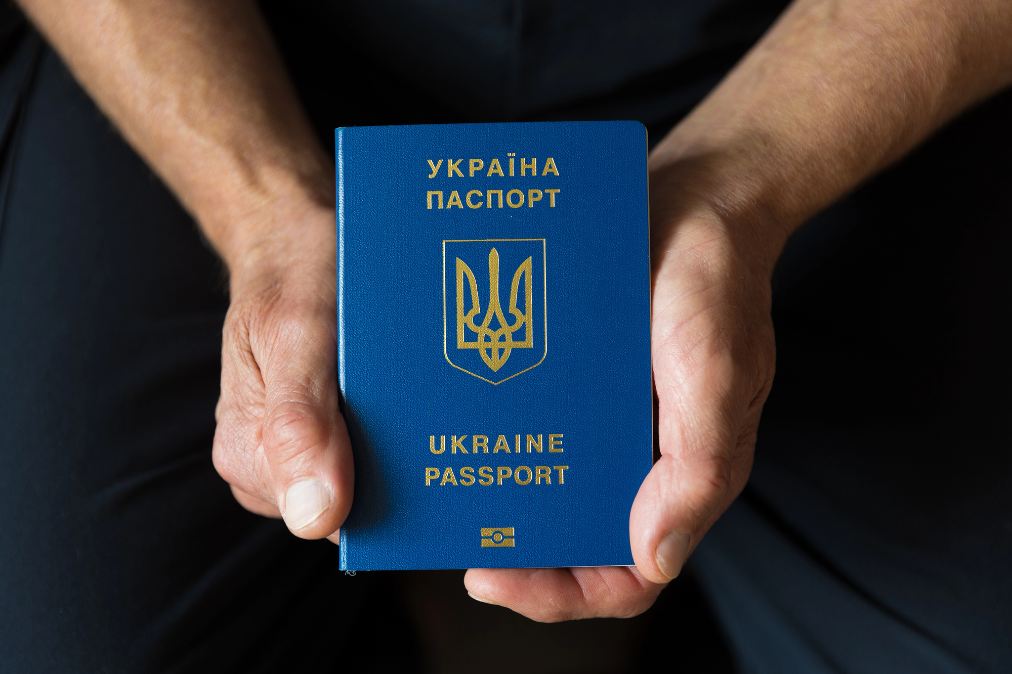 Верховна Рада вилучила російську мову з паспортів-книжечок українців