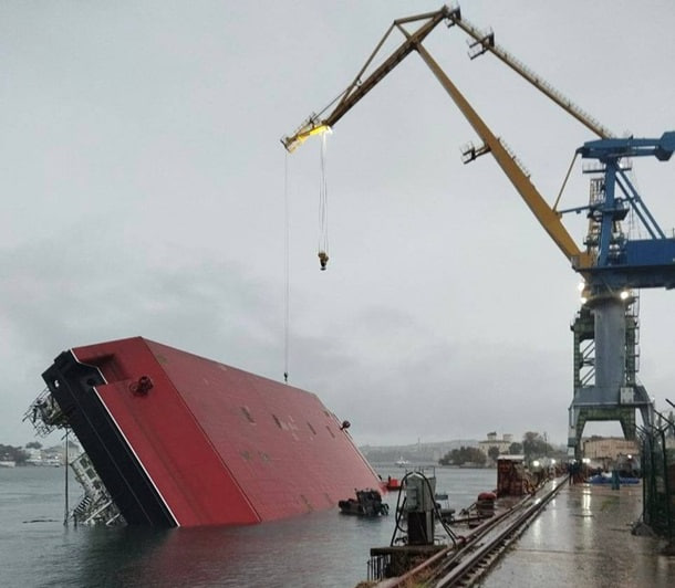 У Севастополі перекинулося судно: 2 загиблих і понад 20 постраждалих