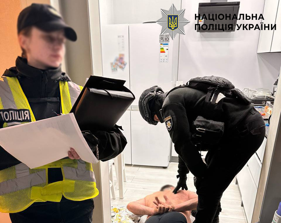 Чоловік влаштував стрілянину біля житлового будинку в столиці: є поранені