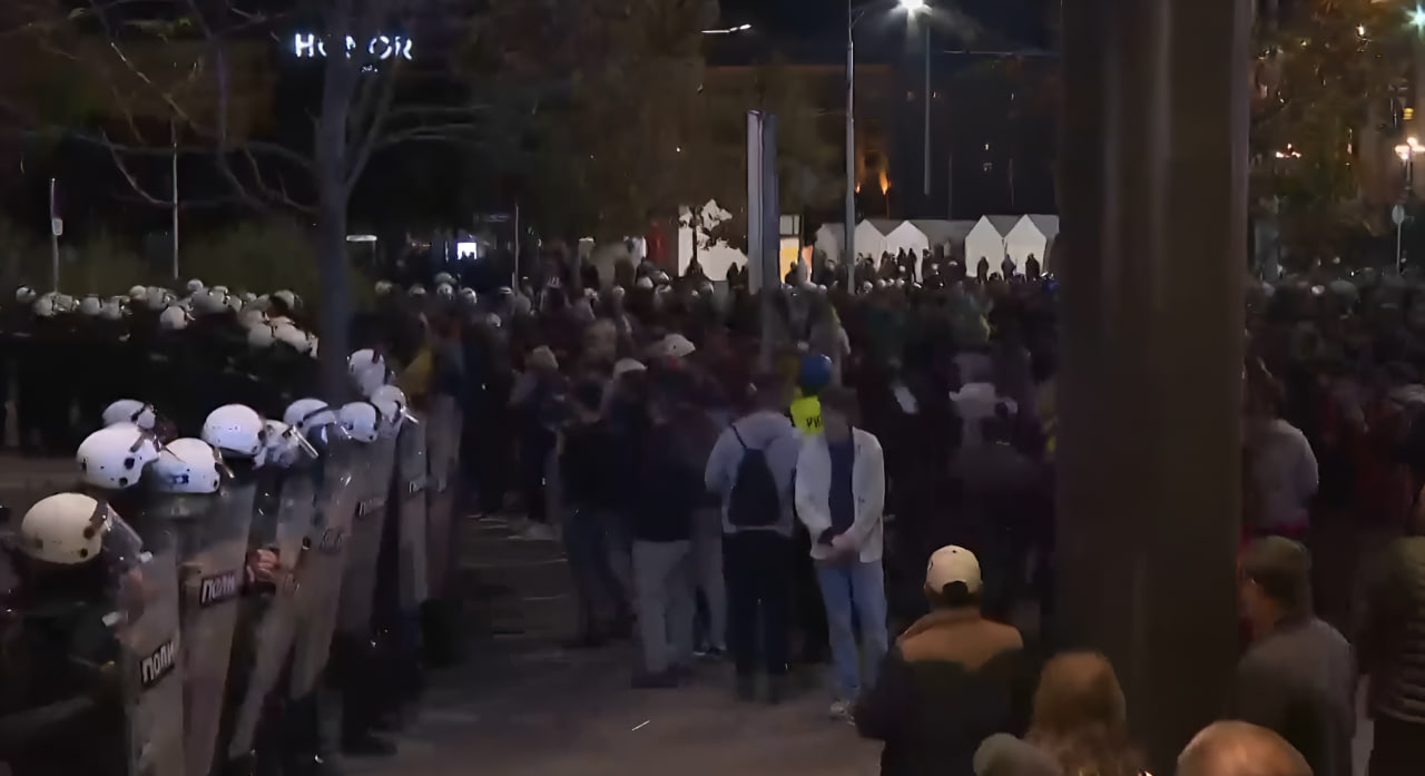 У Сербії спалахнули нові протести: у Белграді зіткнулися прихильники та противники Вучича