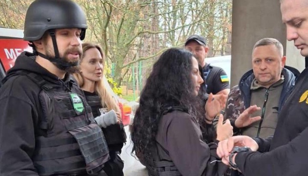 Чоловіка з кортежу Анджеліни Джолі доставили до ТЦК - що про нього відомо