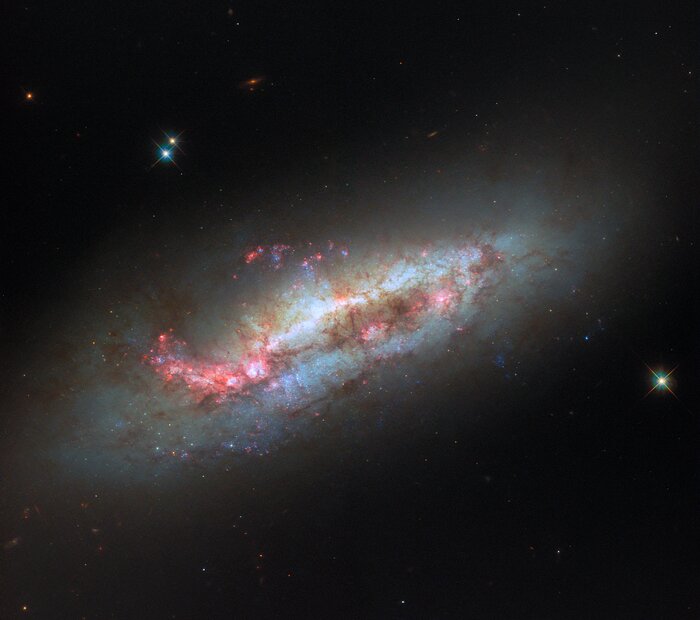 Телескоп Hubble зафіксував спіральну галактику з перемичкою в сузір'ї Південної Гідри