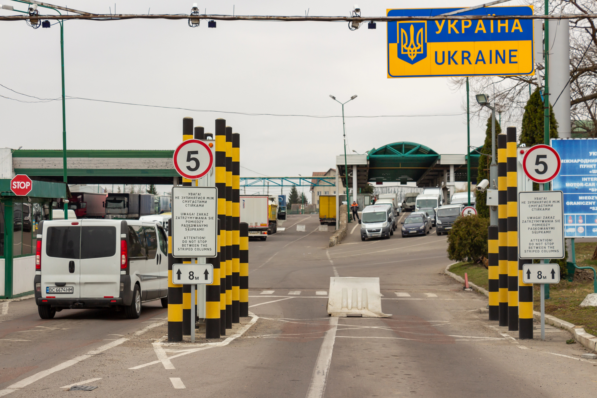 Удари РФ по енергетиці знеструмили пункт пропуску "Дяківці" на кордоні з Румунією